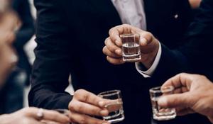 社交應酬達人，八字精妙顯身手