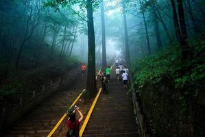 “雨兆白云山，晴雨早知时”